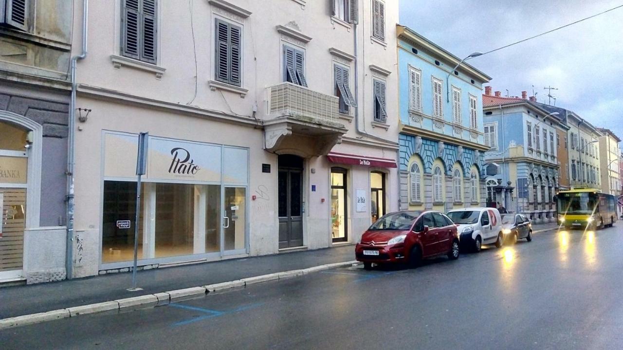 In Center * Pula